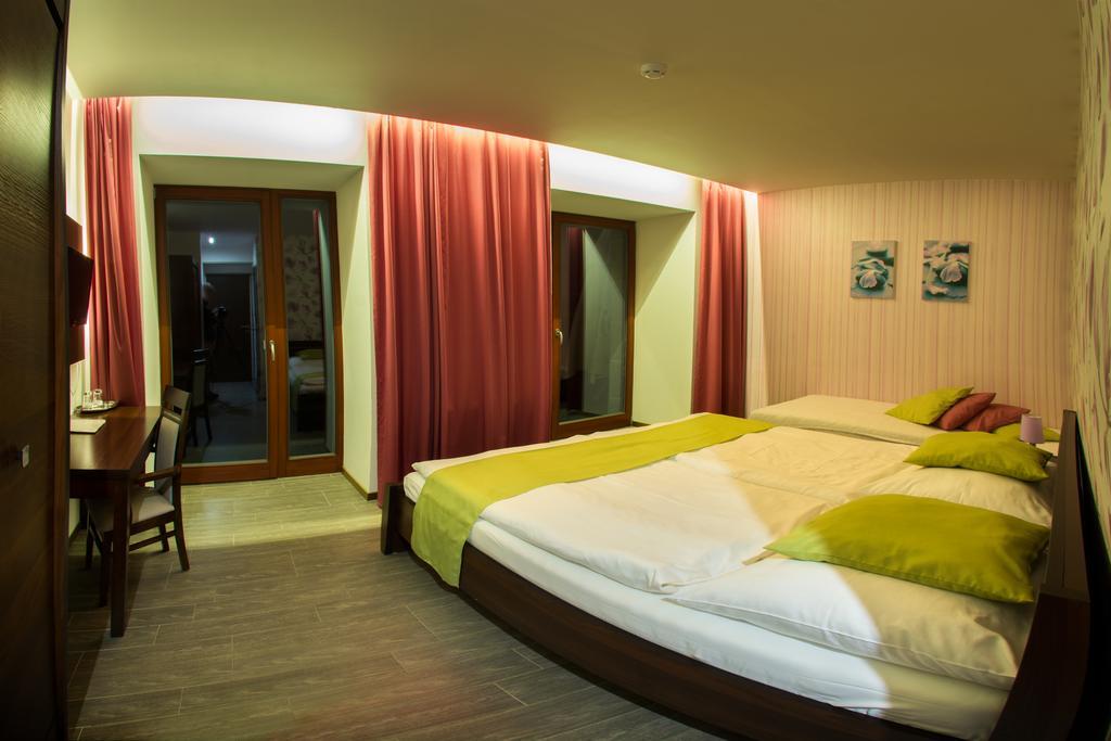 Hotel Slunny Dvur 예세니크 외부 사진